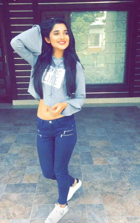 Hot Ladki ka Photo - बराम्दे में खड़ी हॉट लड़की का फोटो