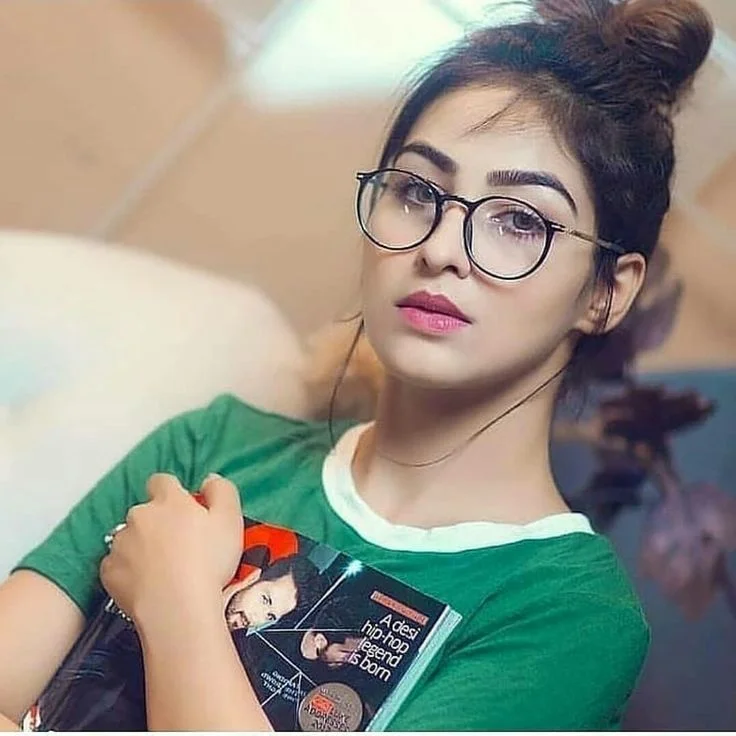 Ladki Ka Photo - लड़की का फोटो (हरें रंग की टी शर्ट पहने हुए हाथ में बुक लिए लड़की का फोटो)