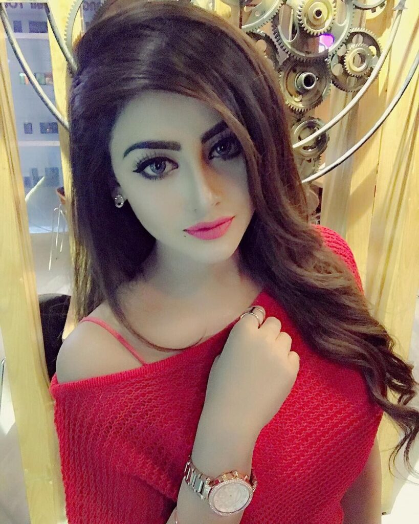Ladki Ka Photo - लड़की का फोटो लाल रंग की टॉप पहने हुए