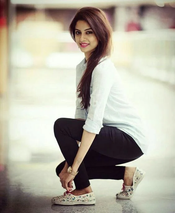Ladki Ka Photo - लड़की का फोटो (सफेद शर्ट और काली जींस में सड़क पर बैठी लड़की का फोटो)