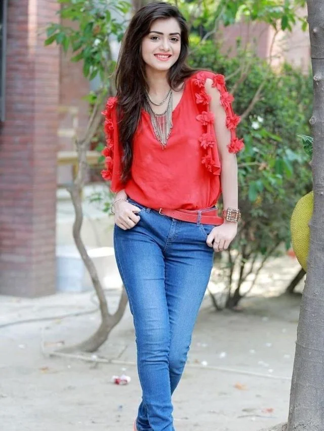 Ladki Ka Photo - लड़की का फोटो लाल टॉप व नीला जीन्स